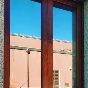 萨利切萨伦蒂诺ImPerfect Home的享有大楼景致的窗户