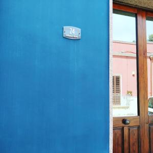 萨利切萨伦蒂诺ImPerfect Home的一面是一扇蓝色门,一面是一盏钟