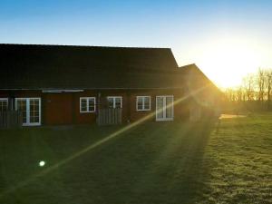 奥基克比5 person holiday home in Aakirkeby的太阳照耀的房子