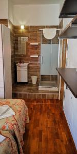 塔科龙特Guest House Casa Tacoronte的带淋浴的浴室和客房内的一张床