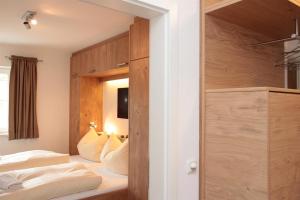 巴特欣德朗Schofer Eck - fewo-badhindelang的一间卧室设有两张床和木墙
