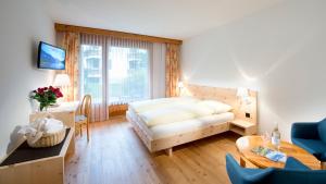 席尔瓦普拉纳奇萨塞莱酒店的酒店客房配有一张床铺和一张桌子。