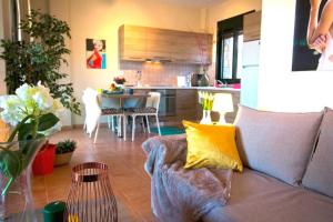 卡桑德里亚Beautiful villa-Ani's的带沙发的客厅和厨房