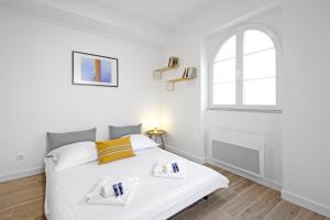 比亚里茨Nice 3 stars flat w beautiful terrace - Biarritz - Welkeys的白色的窗户客房内的一张白色的床