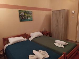 卢特拉艾季普苏索菲亚酒店的客房内的两张床和毛巾