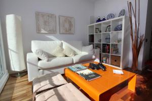马拉加Apartamento Frente Al Mar的带沙发和咖啡桌的客厅