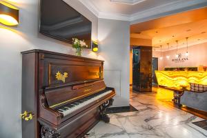 伊万诺-弗兰科夫斯克Grand Hotel Roxolana的床上的钢琴