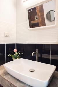 班邦宝Bang Po Garden的浴室设有白色水槽和镜子