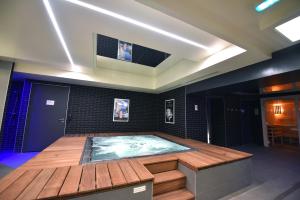 第戎基里亚德迪容车站酒店的热水浴池位于客房中间