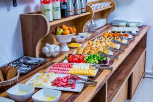 塔什干ART ECO HOTEL的自助餐,包含多种不同类型的食物