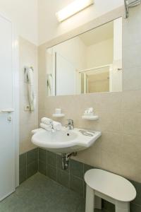 里米尼Hotel Tritone Rimini的一间带水槽和镜子的浴室