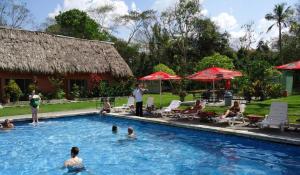 Hotel Tikal Inn内部或周边的泳池