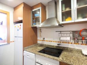 博尔瑟拉尔Apartment Jardines del Mar - Azahar by Interhome的厨房配有白色橱柜和炉灶烤箱。