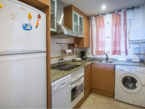 博尔瑟拉尔Apartment Jardines del Mar - Azahar by Interhome的厨房配有白色冰箱和洗碗机。