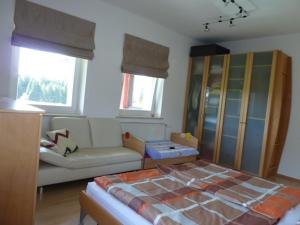 毛特Ferienwohnung BEER的客厅配有床和沙发