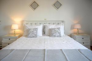 阿波罗尼亚Traditional House Milos的一间卧室配有白色床和2个床头柜