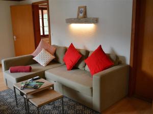 格施塔德Apartment Oehrli by Interhome的客厅配有带枕头的沙发