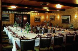 Store Binderup圣宾德鲁普克罗酒店的大型宴会厅配有长桌和椅子