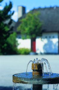 Store Binderup圣宾德鲁普克罗酒店的蓝色的喷泉,水从里面涌出来