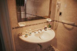 圣拉斐尔San Rafael Group Hotel的一间带水槽和镜子的浴室