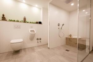 萨尔布吕肯Bliesransbacher 8的带淋浴和卫生间的白色浴室