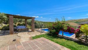 马拉加Casa Rural El Moral的享有带游泳池的别墅的外部景致