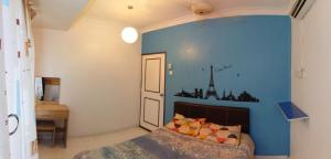 马六甲DT Homestay floor level 4的一间卧室设有一张床和蓝色的墙壁