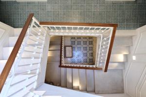 休达德亚Hotel Boutique Can Sastre的一座带镜子的房屋内的楼梯