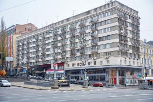 基辅Sauna, Big Jacuzzi , Khreshchatyk apartments的一条有汽车的城市街道上白色的大建筑