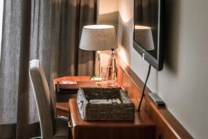 赫费尔霍夫Gasthaus Spieker的客房设有带台灯的书桌和电视。