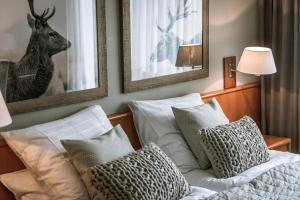 赫费尔霍夫Gasthaus Spieker的卧室配有一张挂着鹿图的床铺。