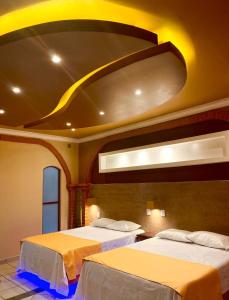 库埃察兰德尔普罗格雷索Hotel Boutique TEKALI INN的配有两张床铺的客房设有大型天花板