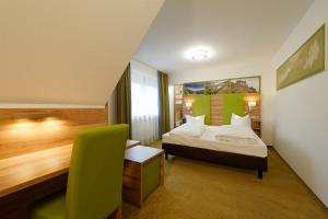 莱普海姆祖尔帕斯特酒店的配有一张床和一把椅子的酒店客房