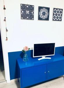 马尔格拉泰Acchiappasogni Holiday House的一张蓝色的桌子,上面有一台电脑