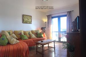 MalaCasa GABO Mala-Lanzarote Norte的客厅配有沙发和桌子