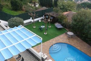 罗列特海岸Feel at Lloret de mar的后院的空中景观,设有游泳池
