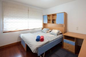 Apartament em condominio com Piscina客房内的一张或多张床位