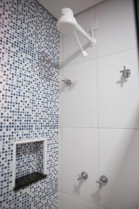 阿蒂巴亚阿蒂巴亚格兰德酒店的浴室设有蓝色和白色瓷砖淋浴。