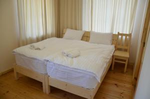 迪利然Petit Dilijan的一间卧室配有一张床,上面有两条毛巾