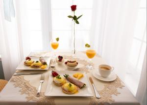 圣索弗尔-德斯蒙特Au coeur de Saint-Sauveur的一张桌子,上面放着两盘食物和两杯橙汁