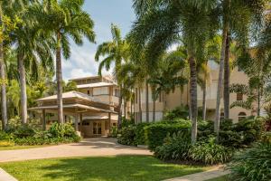 道格拉斯港道格拉斯港开曼群岛别墅酒店的享有棕榈树建筑的外部景色