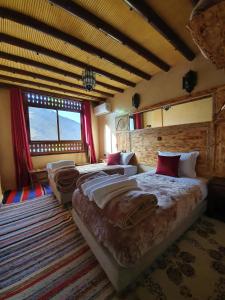 伊姆利尔Riad Atlas Imlil的一间卧室设有两张床和大窗户
