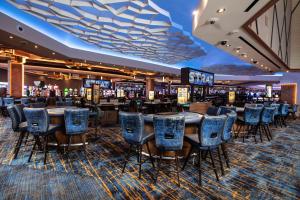 拉斯维加斯The STRAT Hotel, Casino & Tower的赌场里设有桌椅的赌场