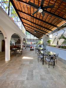 阿吉吉克Casa del Sol Inn的大堂设有桌椅和天花板。