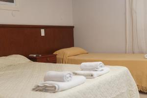 圣米格尔·德·图库玛Hotel Garden的酒店客房的床上有两条毛巾