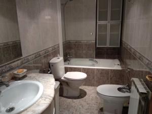 卡拉塔尤德Apartamento Ayub的浴室配有卫生间、盥洗盆和浴缸。