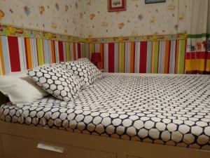 卡拉塔尤德Apartamento Ayub的卧室配有白色床和色彩缤纷的墙壁