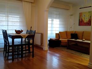 卡拉塔尤德Apartamento Ayub的客厅配有桌子和沙发