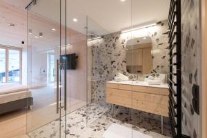 齐勒谷地里德Mari Pop Hotel的带淋浴、盥洗盆和镜子的浴室