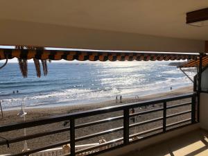 特尔德Espectacular en primera línea de la playa的阳台享有海滩美景。